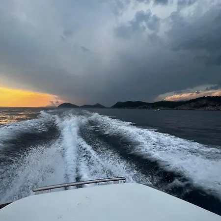 Invictus Tt 280 - Luxury And Private Daily Cruiser Experience In Dubrovnik, Tailor Made Bådhotel Komolac