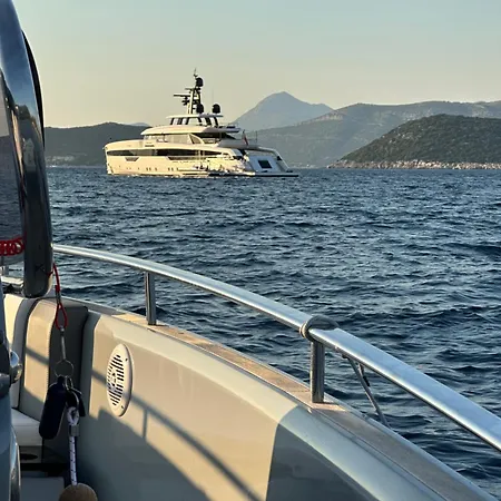 Invictus Tt 280 - Luxury And Private Daily Cruiser Experience In Dubrovnik, Tailor Made Bådhotel