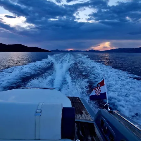 Invictus Tt 280 - Luxury And Private Daily Cruiser Experience In Dubrovnik, Tailor Made Bateau-hôtel