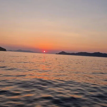 Invictus Tt 280 - Luxury And Private Daily Cruiser Experience In Dubrovnik, Tailor Made Bateau-hôtel Komolac