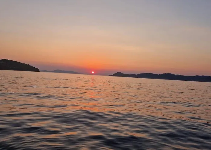 Invictus Tt 280 - Luxury And Private Daily Cruiser Experience In Dubrovnik, Tailor Made ספינת מלון Komolac